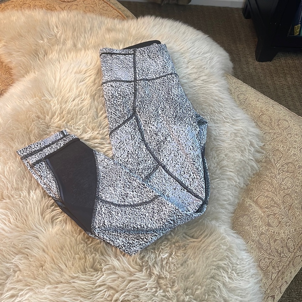 Lululemon Women’s Mid-Rise Leggings. Stasher pocket. Black lace cut-out. Size 8.
